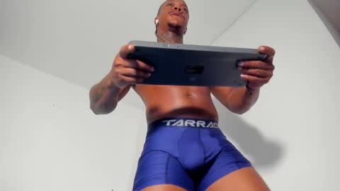 Snapshot of ronnie_777 chatting on 10-28-25, 04:16 Ronnie 777 online show from 10-28-25, 04:16