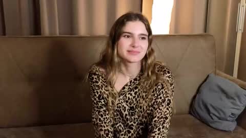 Snapshot of rosalvaulman chatting on 11-25-25, 03:23 Kylie online show from 11-25-25, 03:23