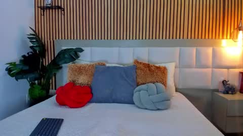 Snapshot of roseaurora chatting on 01-19-26, 01:04 roseaurora online show from 01-19-26, 01:04