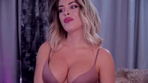 Snapshot of roseevansx chatting on 11-06-25, 02:07 Sonia online show from 11-06-25, 02:07