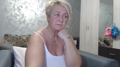 Lovepinklilly online show from 10-27-25, 06:01