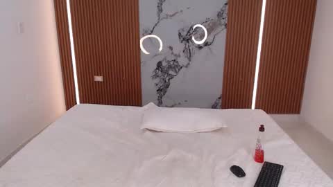 Snapshot of rosselyn_ chatting on 11-15-25, 01:29 Rossi Hill online show from 11-15-25, 01:29