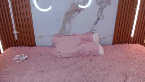 Snapshot of rosselyn_ chatting on 11-23-25, 07:35 Rossi Hill online show from 11-23-25, 07:35