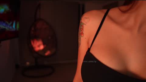 Snapshot of rosseyquiin chatting on 02-24-25, 01:35 Rossey online show from 02-24-25, 01:35