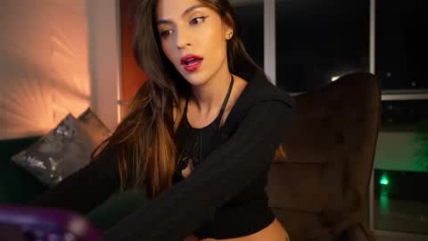 Snapshot of rosseyquiin chatting on 10-25-25, 02:30 Rossey online show from 10-25-25, 02:30