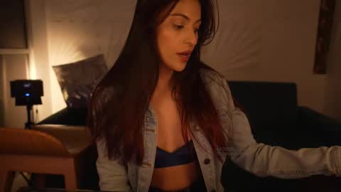 Snapshot of rosseyquiin chatting on 12-17-25, 01:33 Rossey online show from 12-17-25, 01:33