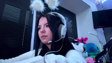 Snapshot of roxiepiurkowski chatting on 10-15-25, 01:00 Hana online show from 10-15-25, 01:00