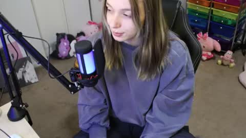 Snapshot of roxiethefox chatting on 10-12-25, 02:38 roxie online show from 10-12-25, 02:38