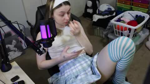 Snapshot of roxiethefox chatting on 10-29-25, 02:30 roxie online show from 10-29-25, 02:30