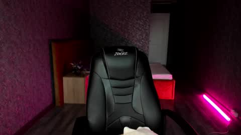 Snapshot of roxy_the_daedevill chatting on 12-21-24, 07:45 roxy_the_daedevill online show from 12-21-24, 07:45