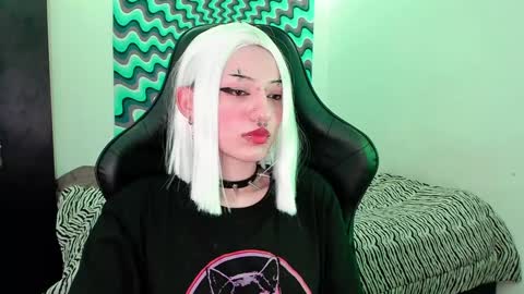 Snapshot of roxy_toxic chatting on 12-17-24, 02:23 Roxy Independient model Help me to reach 50 thumbs up online show from 12-17-24, 02:23