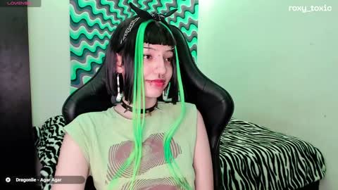 Snapshot of roxy_toxic chatting on 01-21-25, 01:08 Roxy Independient model Help me to reach 50 thumbs up online show from 01-21-25, 01:08