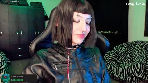 Snapshot of roxy_toxic chatting on 10-15-25, 01:39 Roxy Independient model Help me to reach 50 thumbs up online show from 10-15-25, 01:39