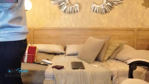 Roxy  online show from 11-20-25, 09:42