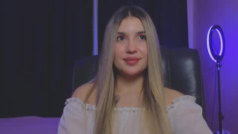 Snapshot of roxychilli chatting on 10-28-25, 10:23 Roxy online show from 10-28-25, 10:23