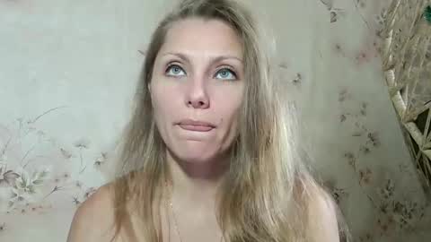 Snapshot of roxyfox18x01 chatting on 10-13-25, 06:46 roxyfox18x01 online show from 10-13-25, 06:46