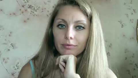 Snapshot of roxyfox18x01 chatting on 10-29-25, 09:55 roxyfox18x01 online show from 10-29-25, 09:55