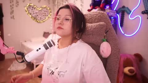 Snapshot of roxysuh chatting on 10-20-25, 08:04 roxysuh online show from 10-20-25, 08:04