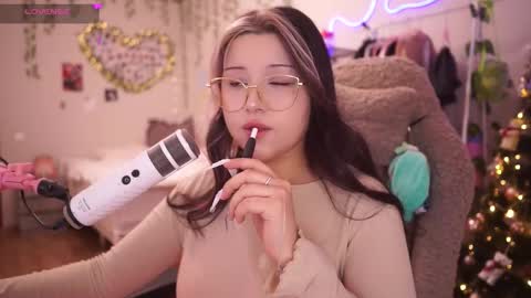 Snapshot of roxysuh chatting on 12-18-25, 07:14 roxysuh online show from 12-18-25, 07:14