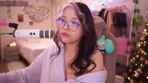 Snapshot of roxysuh chatting on 12-20-25, 05:58 roxysuh online show from 12-20-25, 05:58