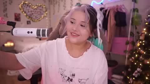 Snapshot of roxysuh chatting on 12-22-25, 07:27 roxysuh online show from 12-22-25, 07:27