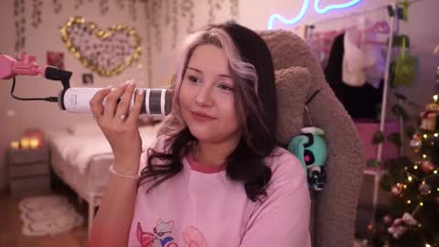 Snapshot of roxysuh chatting on 01-08-26, 08:27 roxysuh online show from 01-08-26, 08:27