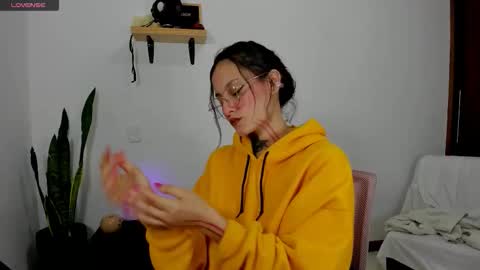 Snapshot of roxyvenom chatting on 10-21-25, 02:12 roxy online show from 10-21-25, 02:12