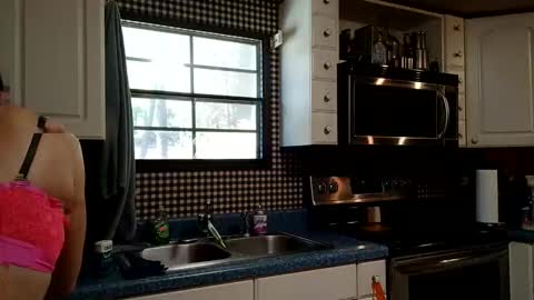 royaltycakes_00 online show from 10-14-25, 05:58