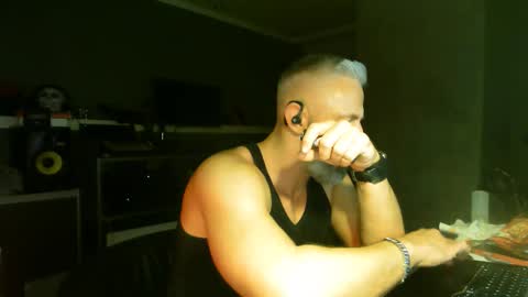 Snapshot of ruffi77 chatting on 10-15-25, 03:39 Chico que rico Caliente online show from 10-15-25, 03:39