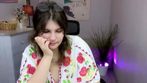 Snapshot of ruyjin_choi chatting on 11-18-25, 10:52 Ruyjin online show from 11-18-25, 10:52