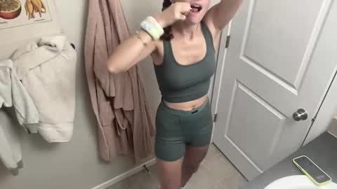 Snapshot of rylanxoxo chatting on 11-22-25, 04:00 rylanxoxo online show from 11-22-25, 04:00