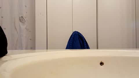 Snapshot of ryucravenmore chatting on 10-21-25, 12:39 ryucravenmore online show from 10-21-25, 12:39