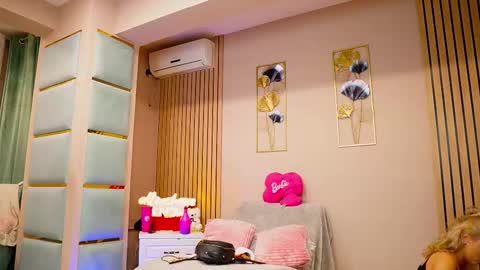 Snapshot of sabrinajadex chatting on 10-14-25, 06:14 SabrinaJade online show from 10-14-25, 06:14