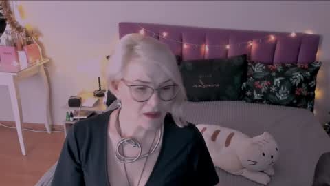 Sabrina MacMarren online show from 12-28-24, 01:17