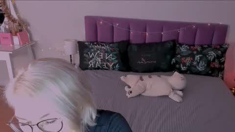 Sabrina MacMarren online show from 12-28-24, 08:25