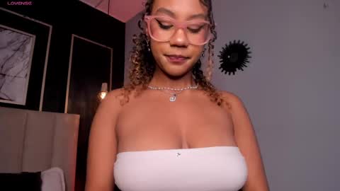 Snapshot of sade_jackson1 chatting on 11-20-25, 05:40 Sophie online show from 11-20-25, 05:40