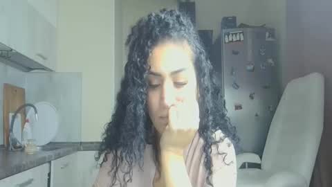 Snapshot of safari_xx chatting on 10-24-25, 07:49 Queen online show from 10-24-25, 07:49