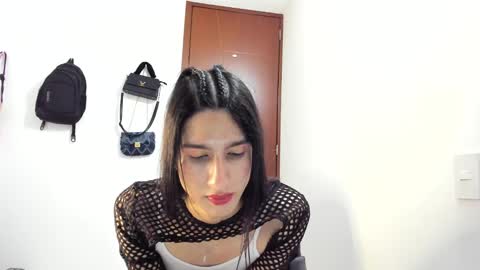 Snapshot of safiro_queen chatting on 01-19-25, 05:58 Safiro Queen online show from 01-19-25, 05:58