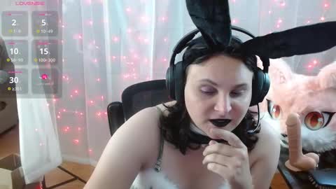 salacious_bunny online show from 11-17-25, 02:01