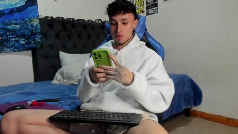 Snapshot of salvatore_dereck chatting on 12-23-24, 01:40 online show from 12-23-24, 01:40