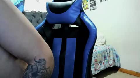 Snapshot of salvatore_dereck chatting on 02-19-25, 12:57 online show from 02-19-25, 12:57