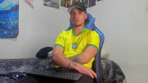 Snapshot of salvatore_dereck chatting on 10-18-25, 01:08 online show from 10-18-25, 01:08
