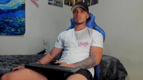 Snapshot of salvatore_dereck chatting on 10-22-25, 01:28 online show from 10-22-25, 01:28