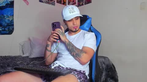 Snapshot of salvatore_dereck chatting on 12-01-25, 02:05 online show from 12-01-25, 02:05