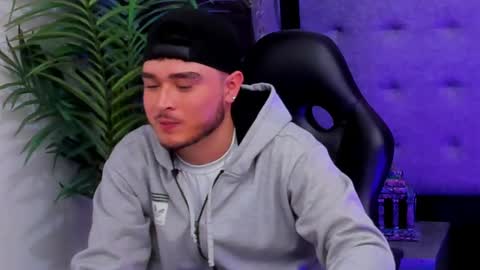 Snapshot of salvatore_muller chatting on 11-22-25, 02:10 Salvatore online show from 11-22-25, 02:10