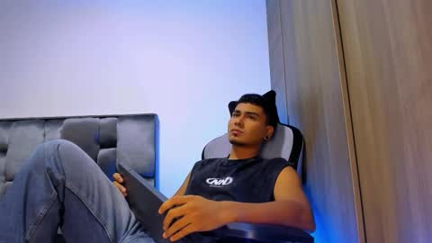 Snapshot of sam_knight_ chatting on 12-18-25, 03:18 SAM online show from 12-18-25, 03:18