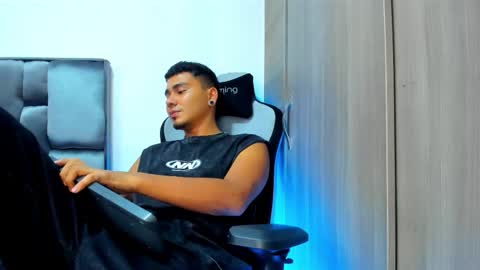 Snapshot of sam_knight_ chatting on 12-20-25, 03:30 SAM online show from 12-20-25, 03:30