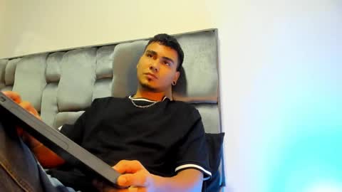 Snapshot of sam_knight_ chatting on 12-21-25, 11:06 SAM online show from 12-21-25, 11:06