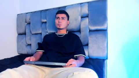 Snapshot of sam_knight_ chatting on 12-23-25, 08:34 SAM online show from 12-23-25, 08:34