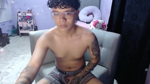 sam_latino22 online show from 11-17-25, 10:48